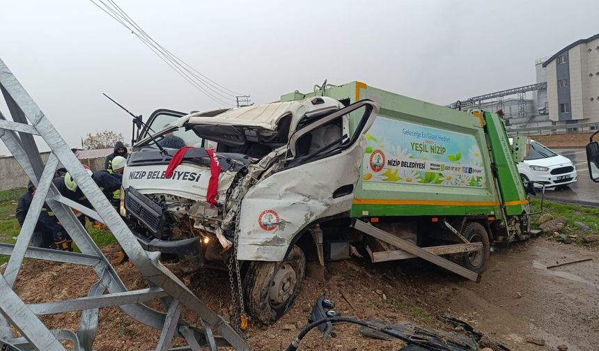 Nizip’te Belediye Aracı Kaza Yaptı