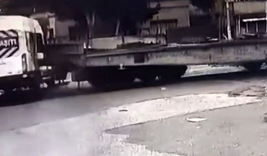 Gaziantep’te hemzemin geçitte tren okul servisine çarptı