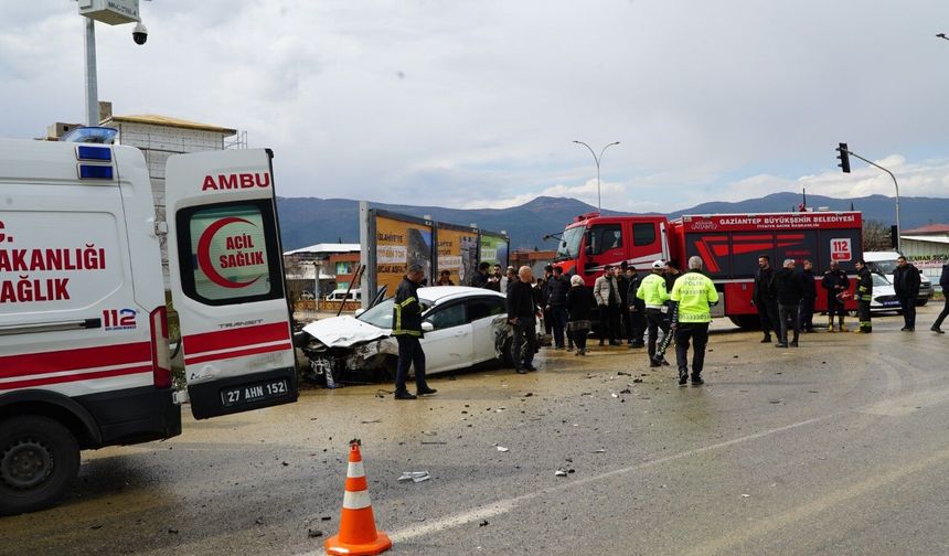 Gaziantep’te trafik kazası: Tır ile otomobil çarpıştı