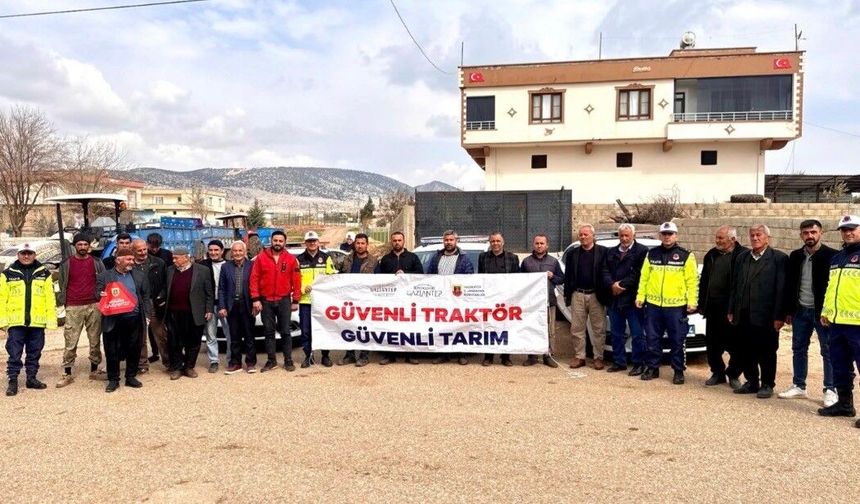 Gaziantep’te traktör sürücülerine reflektörlü güvenlik eğitimi