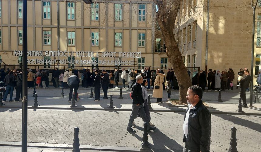 Gaziantep’te Kutsal Emanetlere Yoğun İlgi: Metrelerce Kuyruk Oluştu