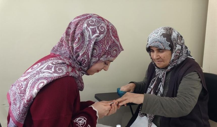 Belediyeden yaşlılara güzellik terapisi