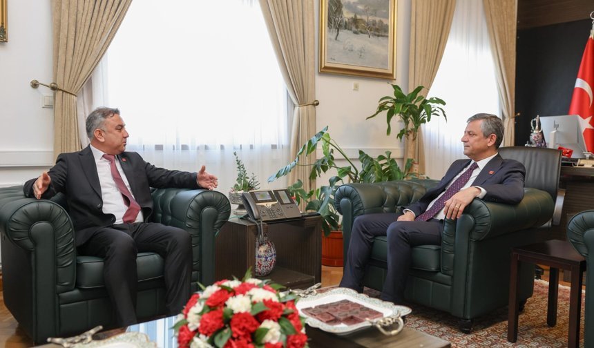 CHP’li Fatih Dinç, Özgür Özel’i Meclis’te ziyaret etti