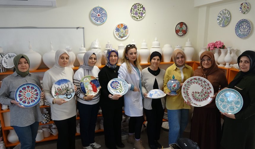 Kadınlar çiniyi sanata dönüştürüyor