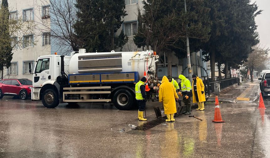 Gaziantep Büyükşehir yağışa karşı sahada