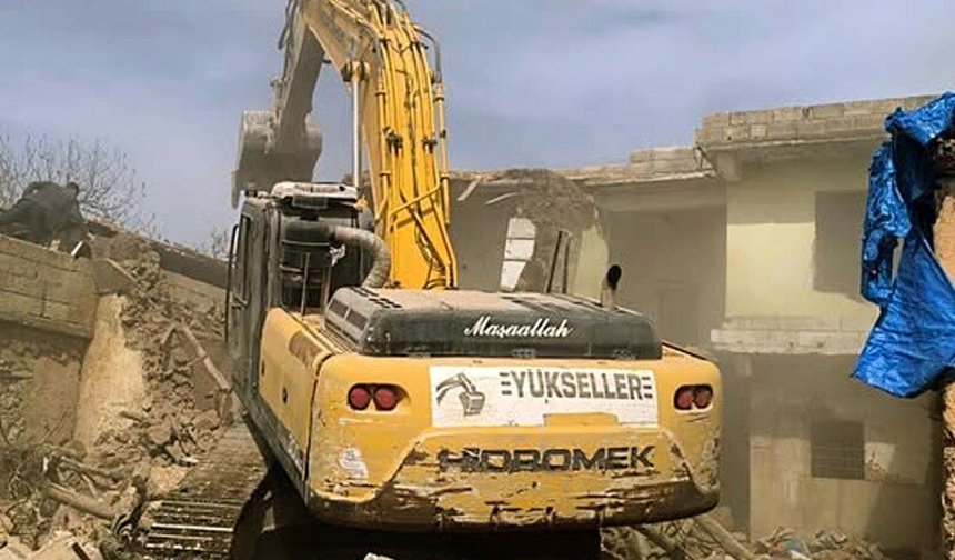 Depremde hasar gören binaların yıkımı sürüyor