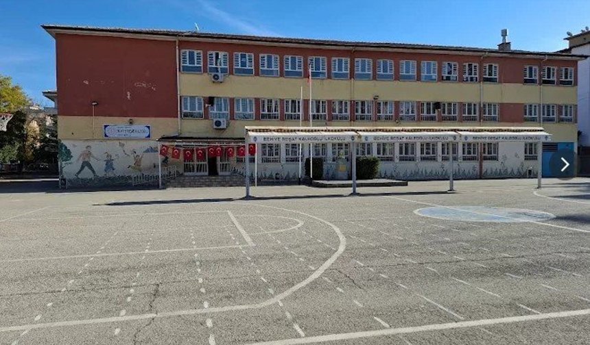 Öğretmenler öğrencisini Heimlich manevrası ile hayata döndürdü