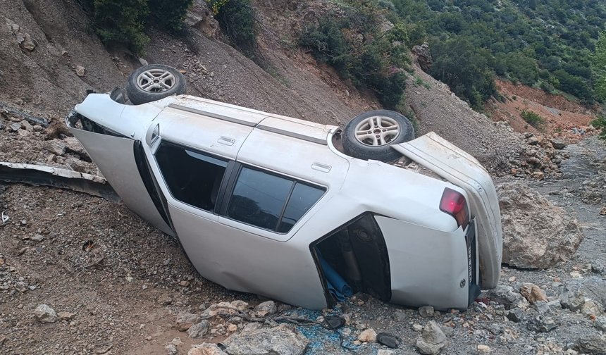 Otomobil dere yatağına devrildi: 1 yaralı