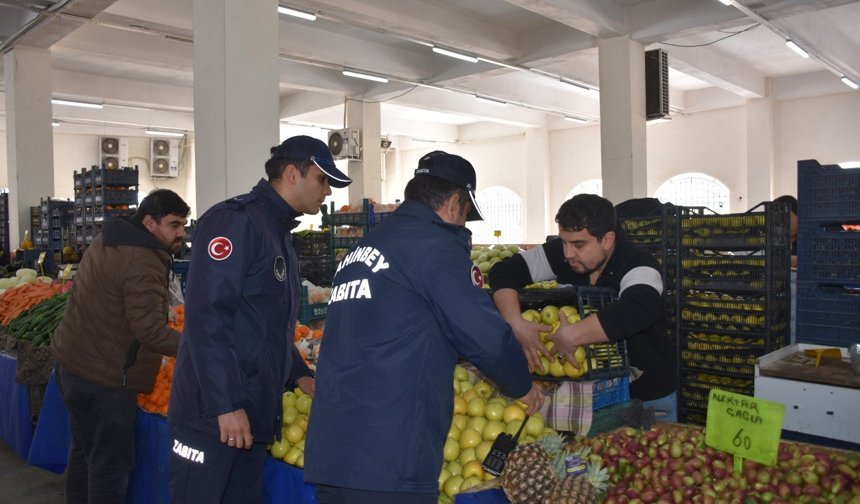 Gaziantep'te pazar denetiminde çürük elma skandalı