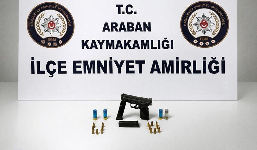 Araban’da araç aramasında tabanca ele geçirildi