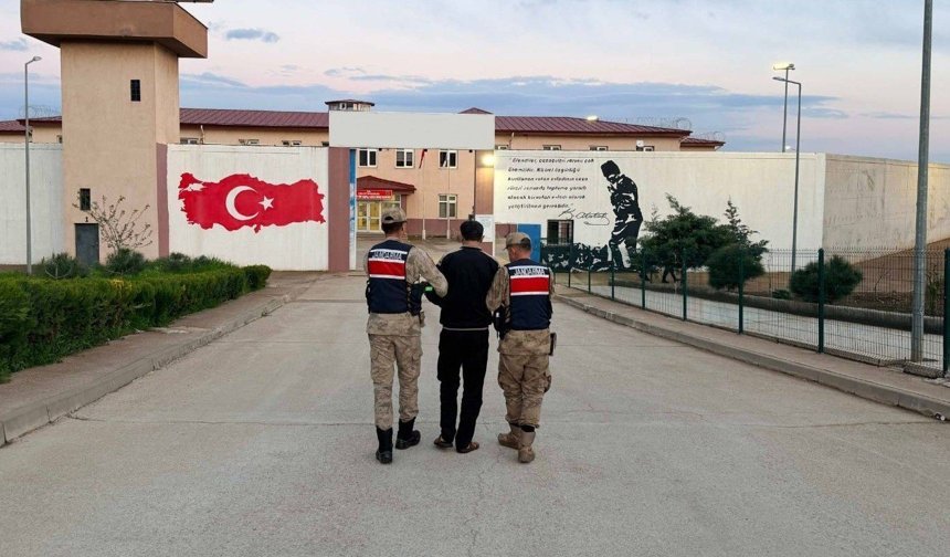 Hırsızlık suçundan aranan şahıs kıskıvrak yakalandı