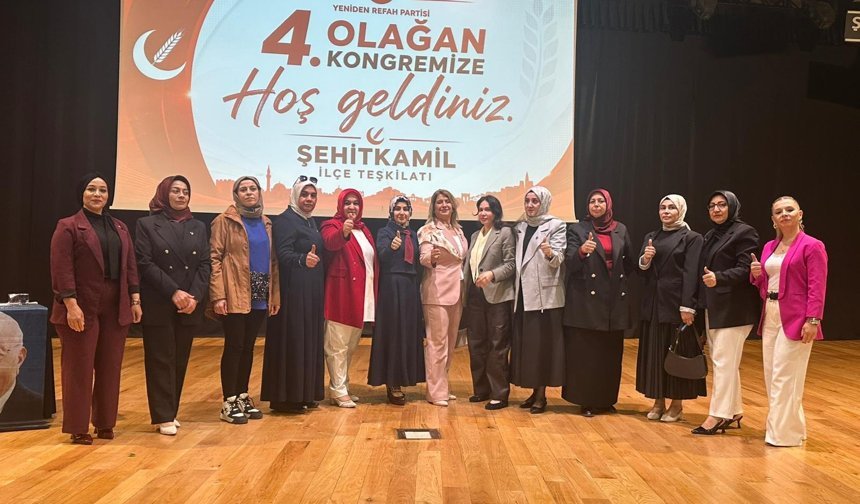 Anneler Günü’nü kongre salonunda kutladılar