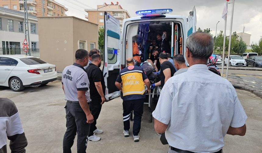 Çalışma sırasında elektrik işçisi direkten düştü