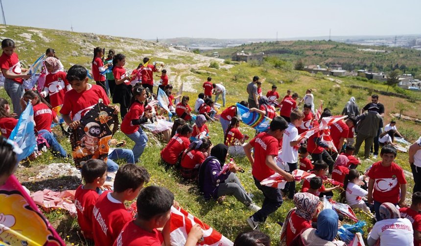 Gaziantep’te gökyüzü çocukların uçurtmalarıyla renklendi