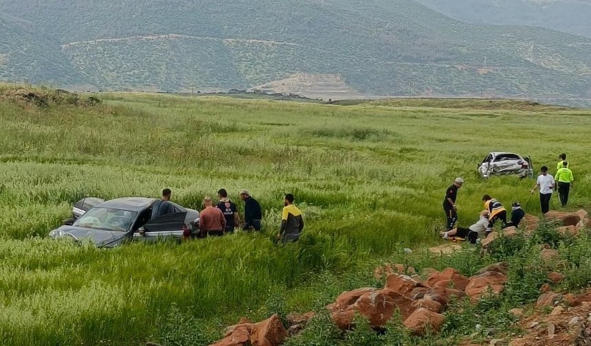 Gaziantep'te iki otomobil tarlaya uçtu: Yaralılar var...