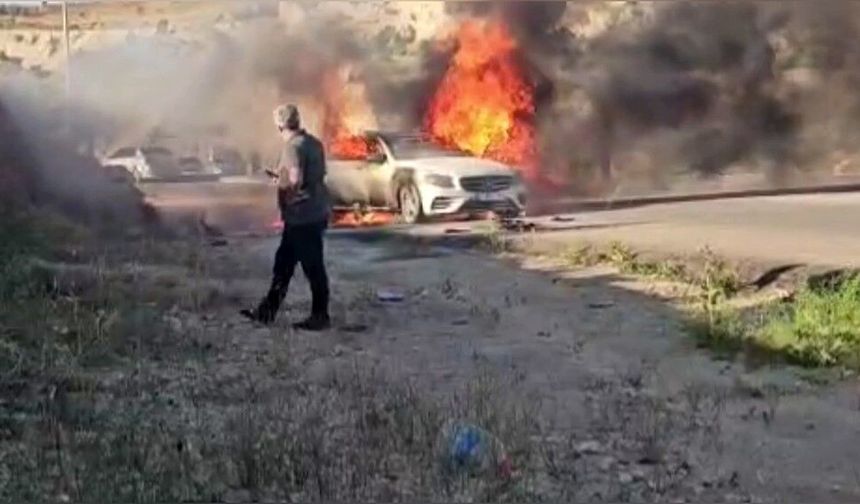 Trafikte korku dolu anlar: Araç küle döndü