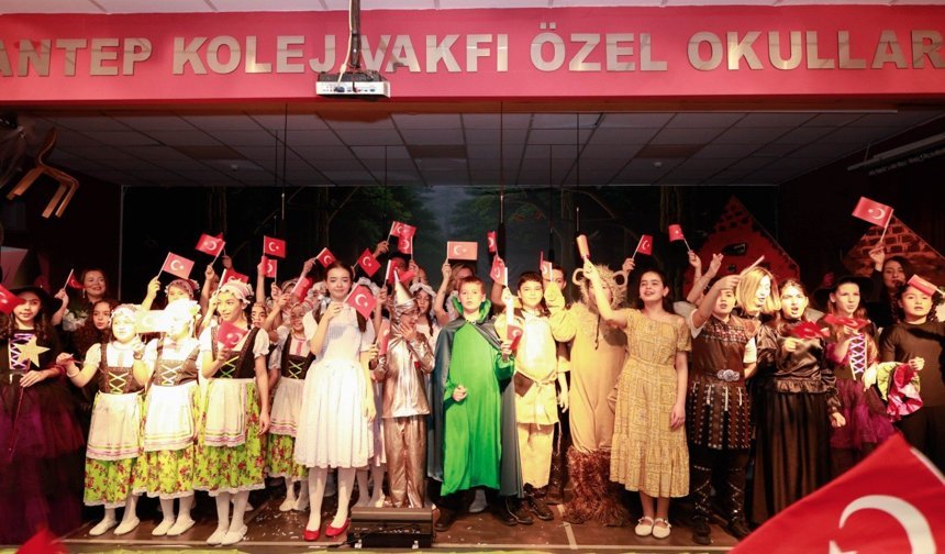 GKV'de İngilizce Müzikal ayakta alkışlandı