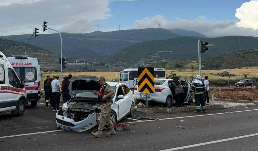 İslahiye’de iki otomobil çarpıştı yaralılar var