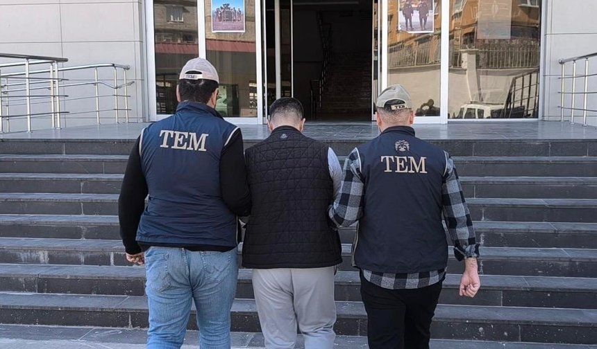 Kırmızı bültenle aranan şüpheliler yakayı ele verdi