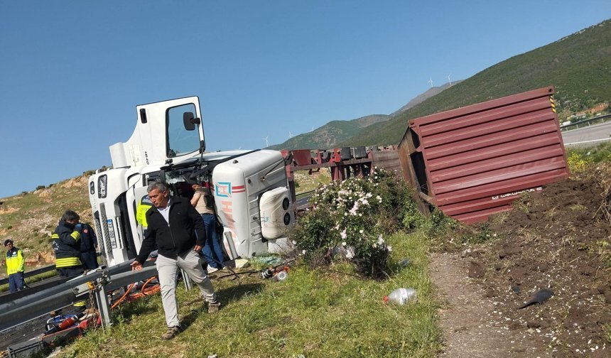 Kontrolden çıkan tır otoyolda devrildi