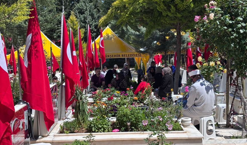 Gaziantep’te Bayram öncesi mezarlıklarda yoğunluk