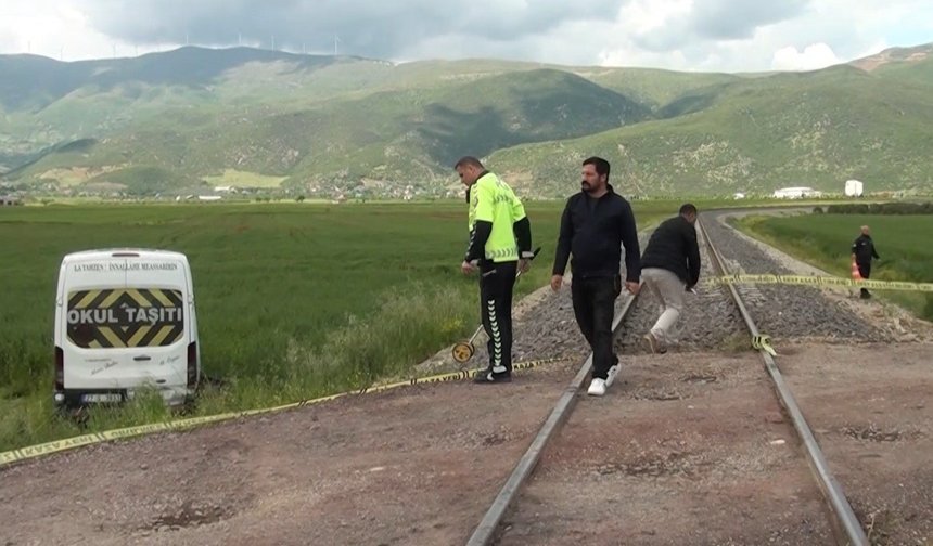 Gaziantep’te korkutan kaza: Öğrenci servisi trenle çarpıştı