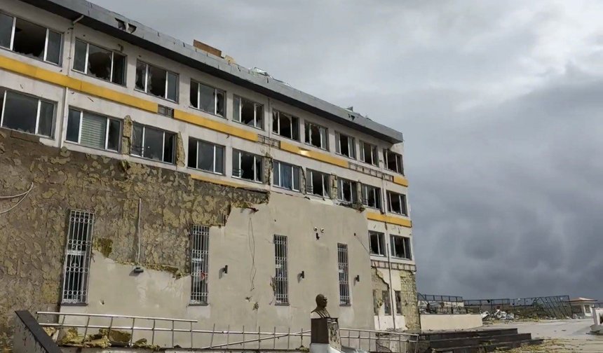 Fırtına okulda ağır hasara neden oldu