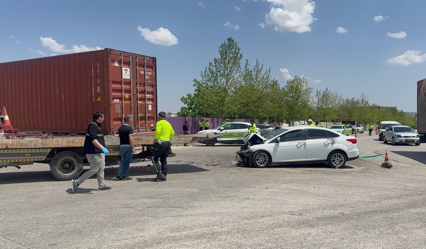 OSB'de can pazarı: Otomobil tıra çarptı