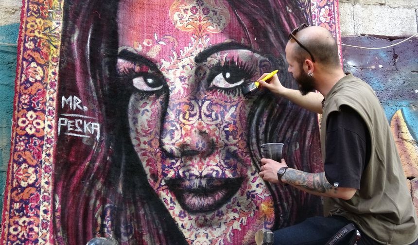 Eski perde ve halılar sanat eserine dönüşüyor