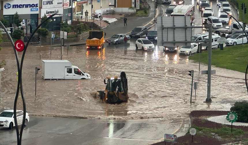 Gaziantep'te kuvvetli rüzgar ve sağanak yağış kenti esir aldı