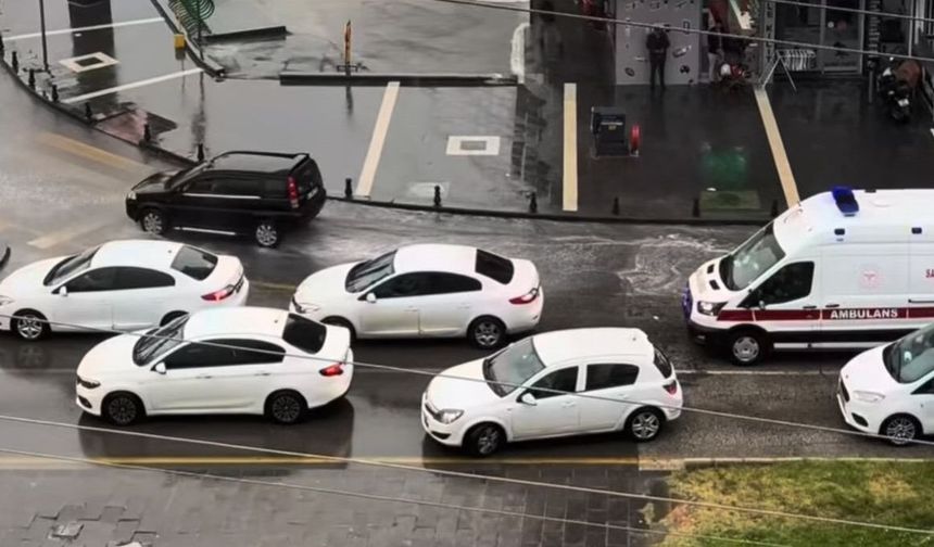 Sağanak yağış sonrası kilitlenen yolda örnek hareket