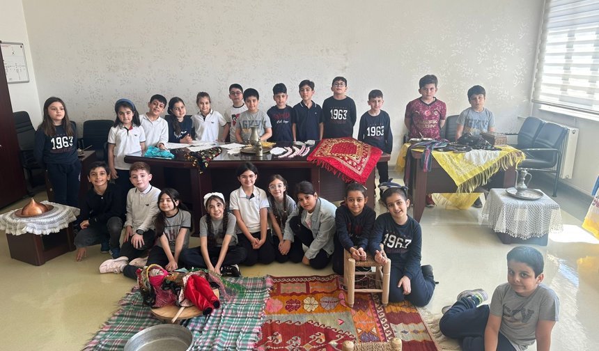 Minik öğrencilerden zamanda yolculuk sergisi