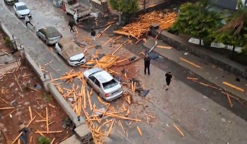 Gaziantep’te şiddetli yağış çatıyı uçurdu