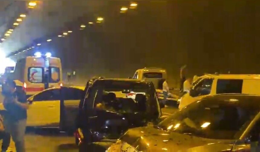 Taşoluk Tüneli’nde 6 araçlı zincirleme kaza kameraya yansıdı