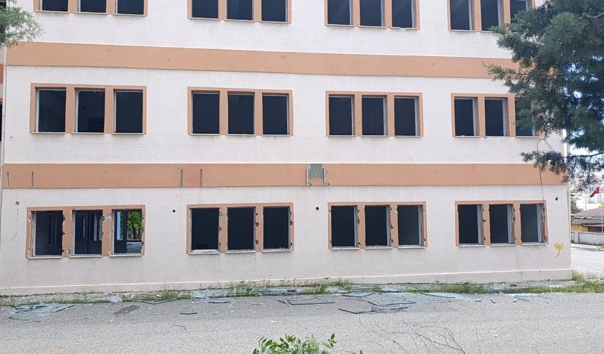 Kaderine terk edilen okul korku saçıyor!