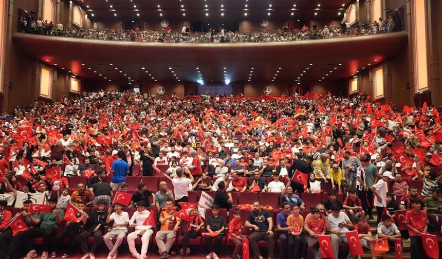 Gaziantep'te 15 bin kişi dev ekranda milli maçı birlikte izledi