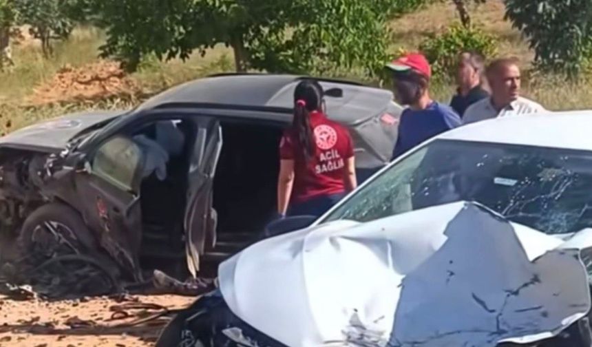Gaziantep’te feci kaza: 2 otomobil çarpıştı