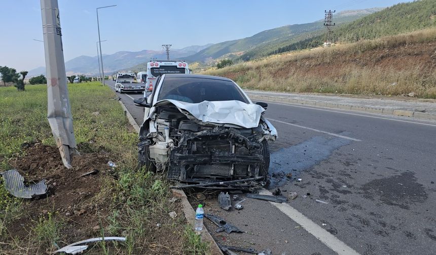 İslahiye’de feci kaza: Sürücü araçta sıkıştı