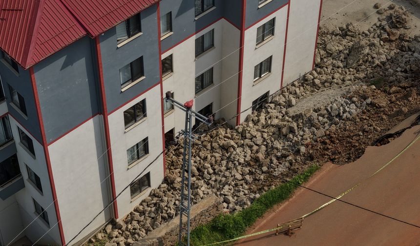 Tedbir alınmayan duvar çöktü, olay güvenlik kamerasına yansıdı
