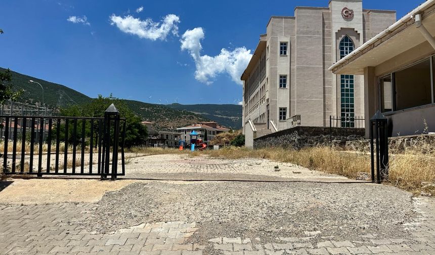 Depremde hasar gören okul binası kaderine terk edildi
