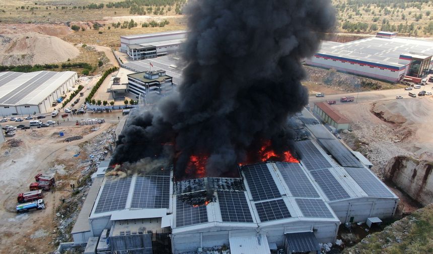 Fabrikayı saran alevler dronla görüntülendi
