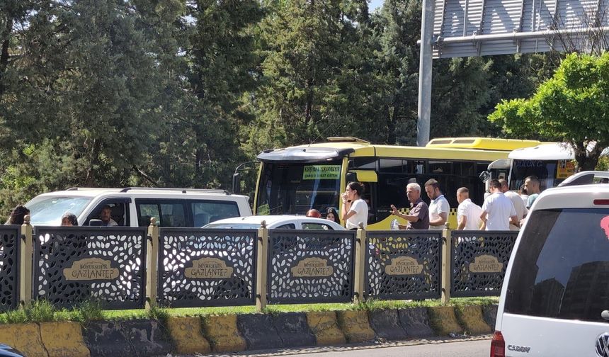 Gaziantep’te feci kaza: Otobüs ile otomobil çarpıştı