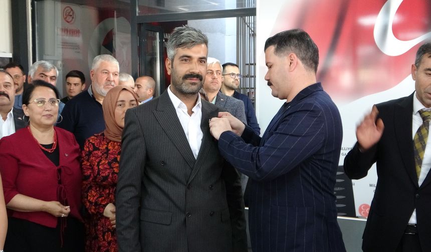 Gaziantep'te Mhp gündemi: 300 kişi rozet taktı