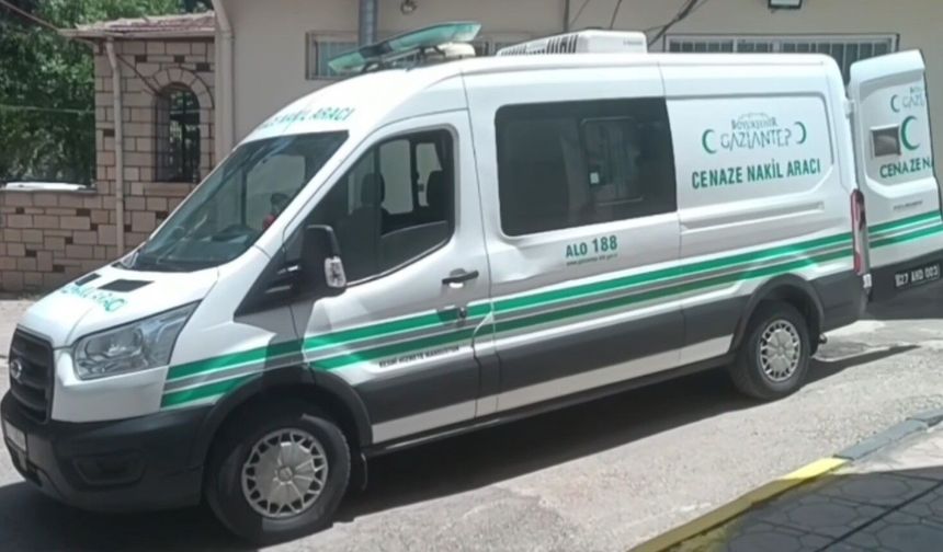 Gömleği dala takılan çiftçi traktör altında can verdi