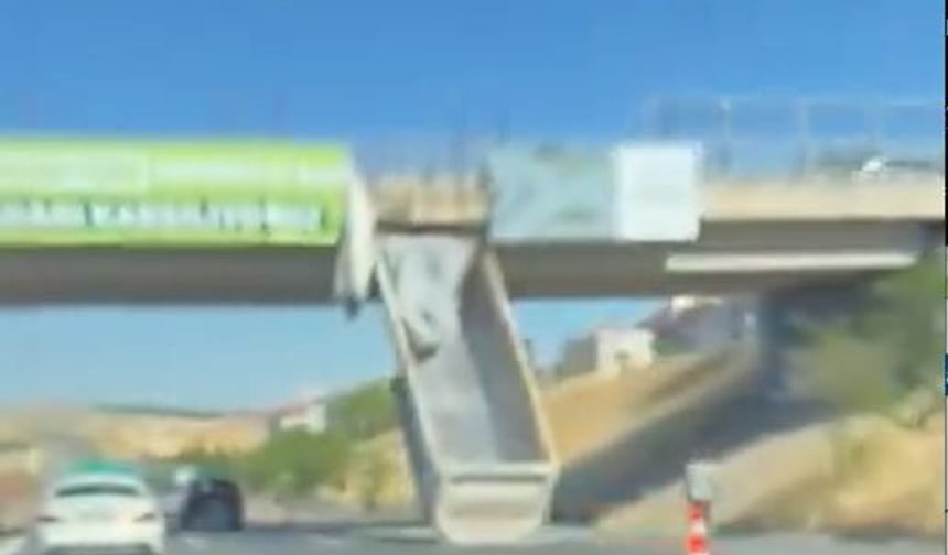 Gaziantep Çevre Yolu’nda korkutan kaza: Kamyon dorsesi üst geçide takıldı