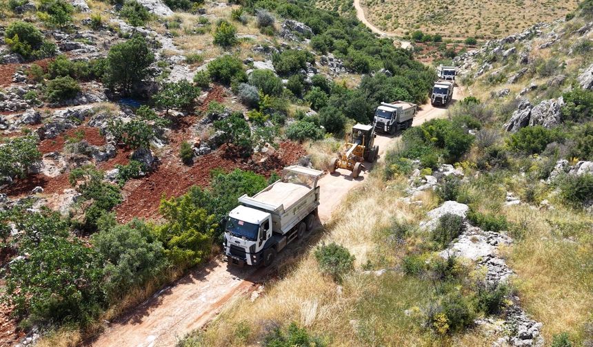 Kırsal yollar açıldı, çiftçiye üretimde kolaylık sağlandı