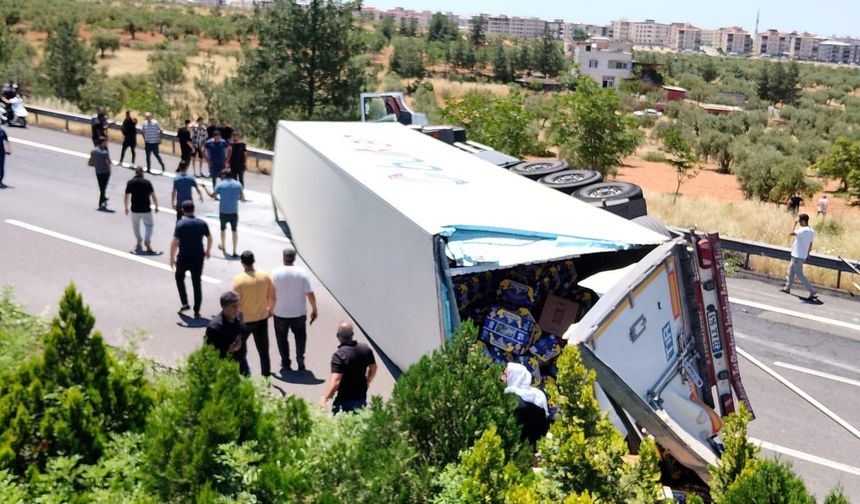 Kontrolden çıkan muz yüklü tır yan yattı