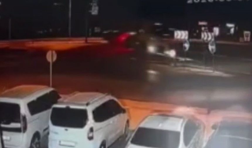 Kontrolden çıkan tır kavşakta devrildi: O anlar kameraya yansıdı