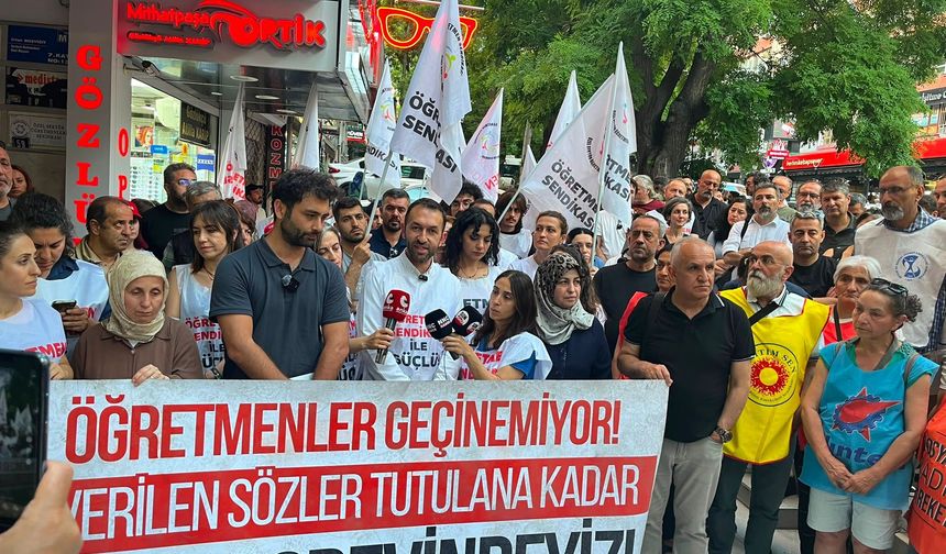 Öğretmenler sendika önünde açlık grevine başladı