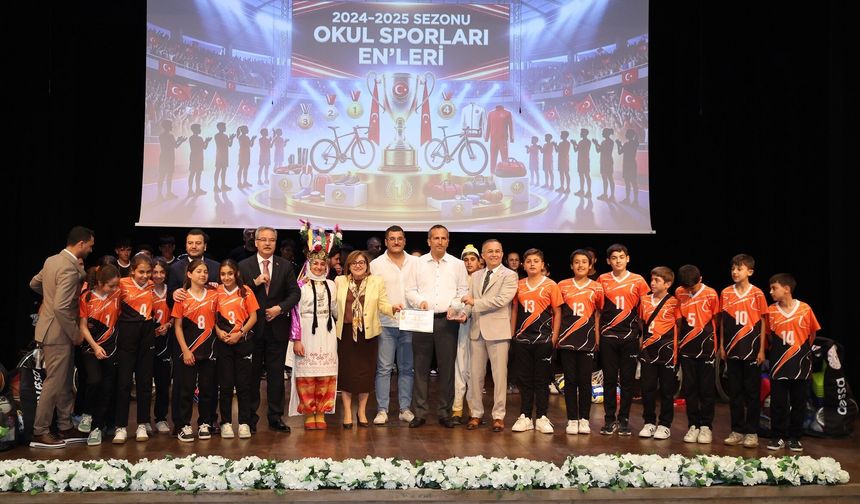Okul sporlarında dereceye giren öğrenciler ödüllendirildi